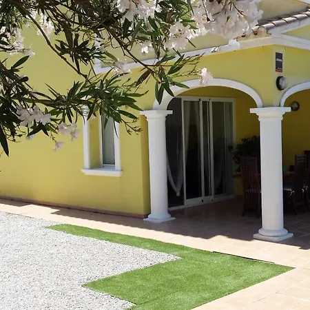 Chalet En Calpe. Urb Lilia Rosa 卡尔佩